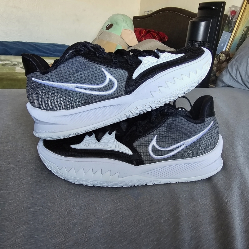 2021 Kyrie 4 low TB 'Black White' size 8